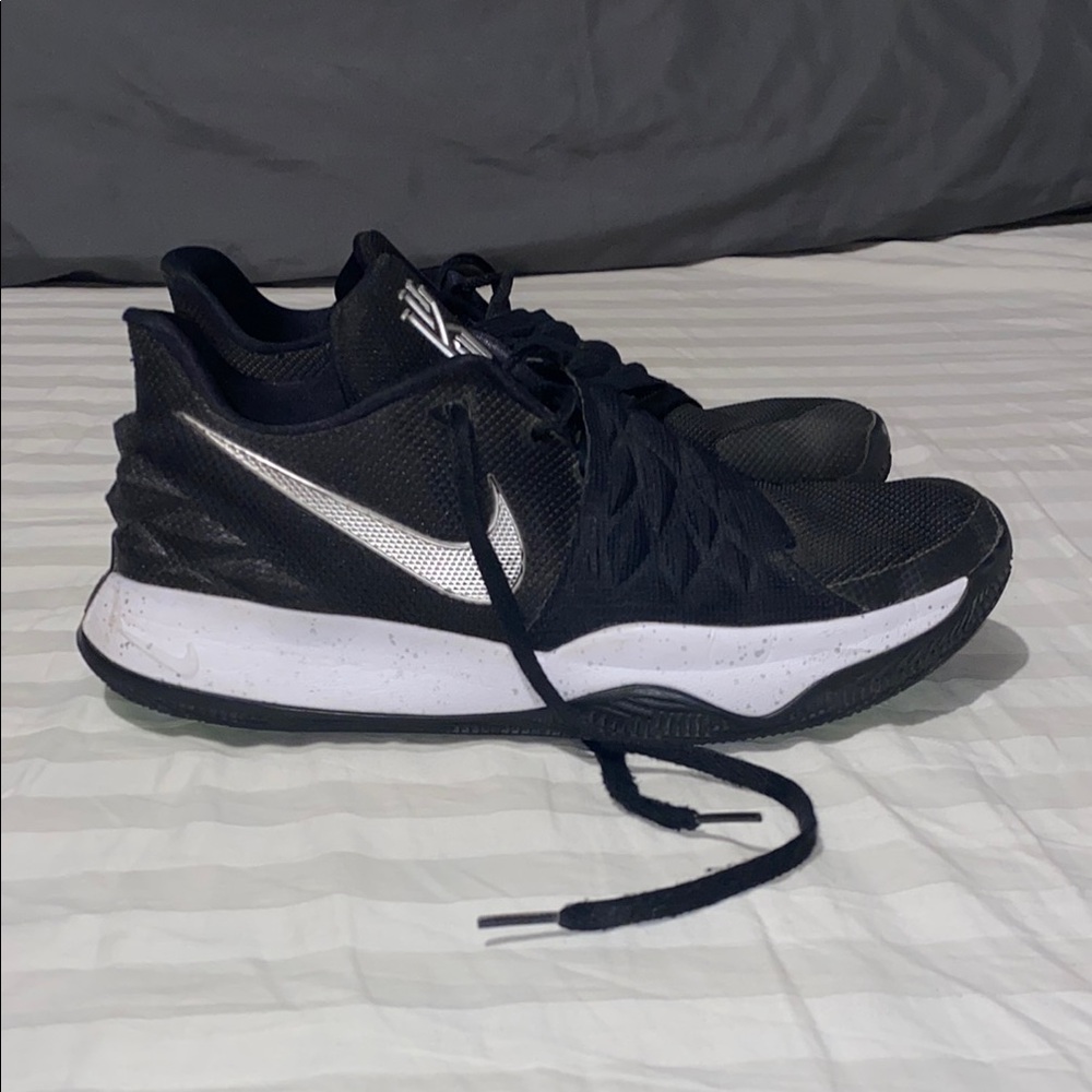 Nike Black and White Athletic Shoes with Cushioned Sole and Breathable Upper